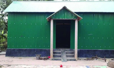 নতুন ঘর পেয়ে খুশি নাজিরপুরের মোয়াজ্জেম মিয়া