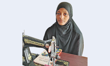 রিয়ার অভাবের সংসারে আলোর ঝলকানি