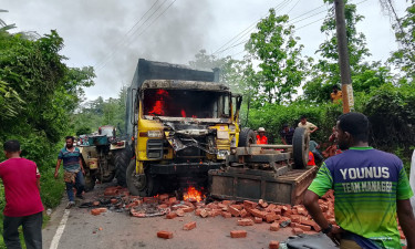 খাগড়াছড়িতে কাভার্ডভ্যান-ট্রাক্টর সংঘর্ষে আগুন, আহত ৪