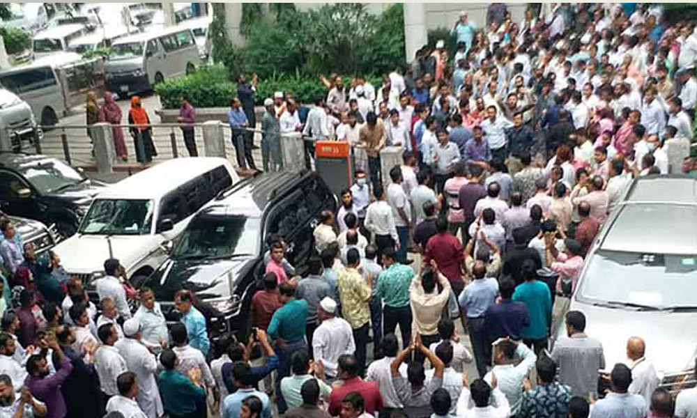 দাবি বিক্ষোভে অচলাবস্থা