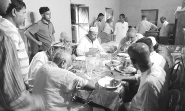 আ. লীগ নেতার বাড়ির দাওয়াতে বিএনপি নেতা