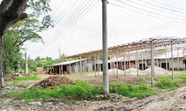 কোটচাঁদপুরে সড়ক ও জনপথ অধিদপ্তরের দখলকৃত জমিতে অবৈধ স্থাপনা