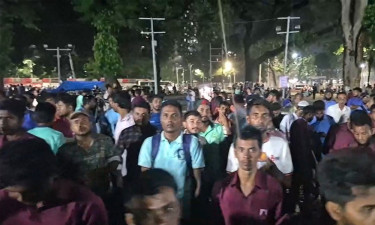 কেন্দ্রীয় শহীদ মিনারে সাত দফা দাবিতে পল্লী বিদ্যুৎ সমিতির কর্মীদের বিক্ষোভ
