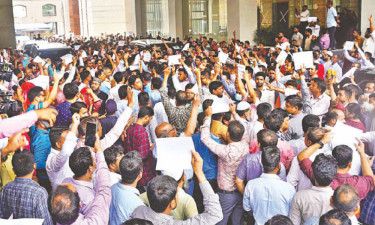 বিক্ষোভে উত্তাল সচিবালয়, আজও সমাবেশ