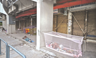 রাতে ভবঘুরেদের দখলে