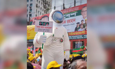 তারুণ্যের সমাবেশে প্রতীকী নভোচারীর আগমন