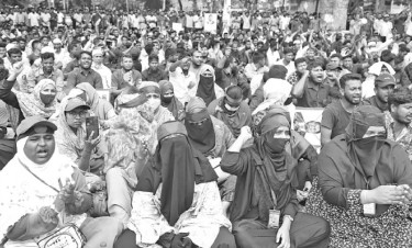 বিক্ষোভ সমাবেশ করেন পল্লীবিদ্যুৎ সমিতির কর্মীরা