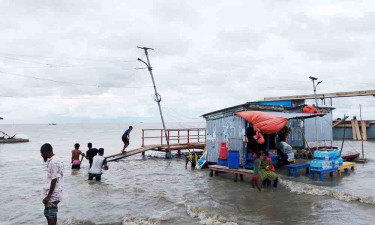 ভোলায় দুর্যোগপূর্ণ আবহাওয়া, সব রুটের নৌযান চলাচল বন্ধ