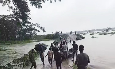 বেড়িবাঁধ ভেঙে নিম্নাঞ্চল প্লাবিত, আতঙ্কে গ্রামবাসী