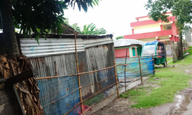 বিদ্যালয়ের মাঠ দখল করে রাতের আঁধারে ঘর নির্মাণ