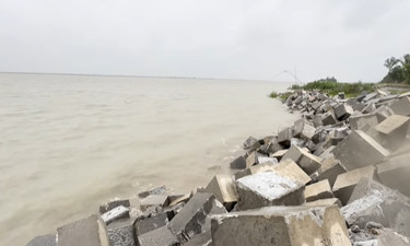 সিরাজগঞ্জে গভীর নিম্নচাপের প্রভাবে ঘরবন্দি সাধারণ মানুষ