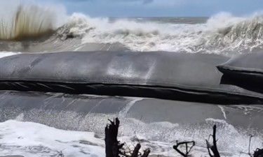উপকূলীয় এলাকায় বেড়িবাঁধ ভেঙে লোকালয়ে পানি, ১ জনের মৃত্যুর খবর
