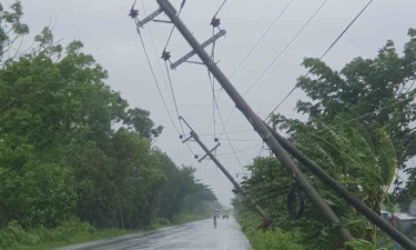 দাউদকান্দিতে হেলে পড়েছে বিদ্যুতের খুঁটি, ঘটতে পারে দুর্ঘটনা
