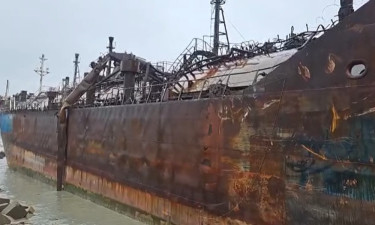ঢেউয়ের তোড়ে উপকূলে আটকে গেছে জাহাজ