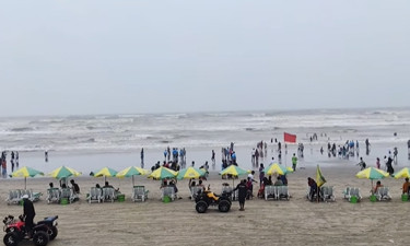 কক্সবাজারে গভীর নিম্নচাপ উপকূল অতিক্রম করলেও তাণ্ডব থামেনি