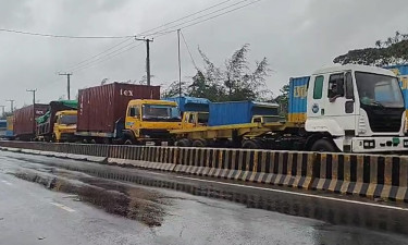বৈরী আবহাওয়ায় পতেঙ্গা সমুদ্র সৈকতে যানবাহনের দীর্ঘ সারি