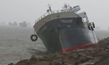 উপকূলে আটকা দুটি জাহাজ যা বলছেন দর্শনার্থীরা