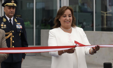 অজনপ্রিয়তার রেকর্ড গড়েও পদে টিকে আছেন যে প্রেসিডেন্ট, কিন্তু কিভাবে?