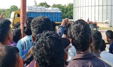 ভুট্টা না কেনায় কম্পানি ঘেরাও করলেন কৃষকরা