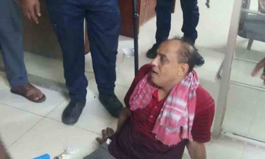 ছাদ থেকে পড়ে গেল চোর, ফেলে পালিয়ে গেল সহযোগীরা