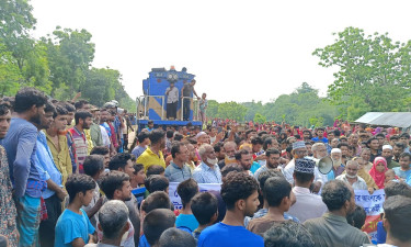 যাত্রীকে ট্রেন থেকে ফেলে হত্যার অভিযোগ, বিচার চেয়ে বিক্ষোভ চুয়াডাঙ্গায়