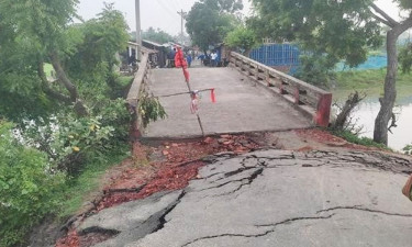 সেতুর অ্যাপ্রোচ রোড ধসে পড়ায় দুর্ভোগে ৩ উপজেলার মানুষ