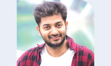 অল্পের জন্য প্রাণে বাঁচলেন