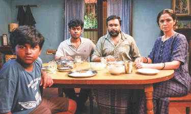 ট্যুরিস্ট ফ্যামিলি