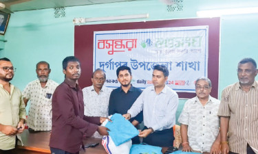 দুর্গাপুরে দরিদ্র-প্রতিবন্ধীদের শুভসংঘের ঈদের উপহার