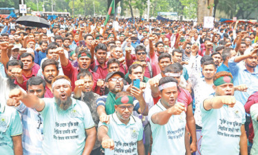 শহীদ মিনারে টানা ১৩ দিন পল্লী বিদ্যুৎ সমিতির কর্মীদের অবস্থান কর্মসূচি