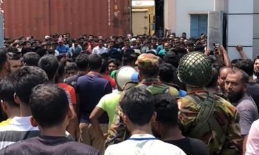 বেতন-ভাতা বাড়ানোর দাবিতে চলছে শ্রমিকদের বিক্ষোভ