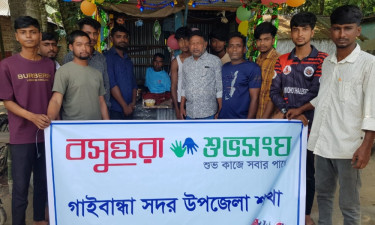 শারীরিক প্রতিবন্ধী শাহীন মিয়ার পরিবারের পাশে দাঁড়াল বসুন্ধরা শুভসংঘ
