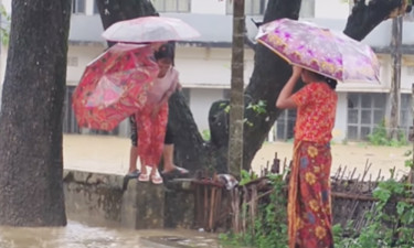 সড়ক থেকে সরছে পানি, স্বাভাবিক হচ্ছে যোগাযোগ