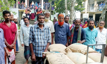 বাগেরহাটে সচিবকে ৫ ঘণ্টা অবরুদ্ধ করে বিক্ষোভ