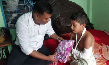 শিক্ষকের নির্যাতনের শিকার শিক্ষার্থীকে দেখতে গেলেন ইউএনও