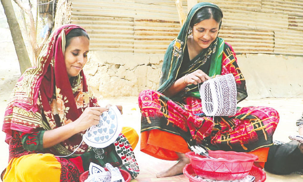 নারীর নকশায় ‘কুপিয়া’ টুপির ওমানযাত্রা