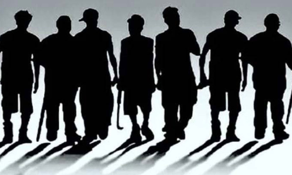 রাজধানীতে অস্ত্র ঠেকিয়ে গরু ছিনিয়ে নেওয়ার চেষ্টা সাবেক কাউন্সিলরের