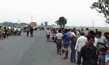 দাঁড়িয়ে থাকা বাসে ধাক্কা : মোটরসাইকেল আরোহী ২ বন্ধু নিহত