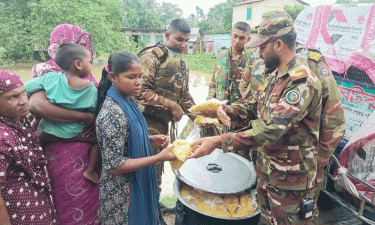 সিলেটে বন্যাদুর্গতদের মাঝে সেনাবাহিনীর খাদ্য বিতরণ