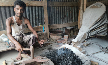 ব্যস্ততা নেই কামারশিল্পীদের, পেশা ছাড়ছেন অনেকে