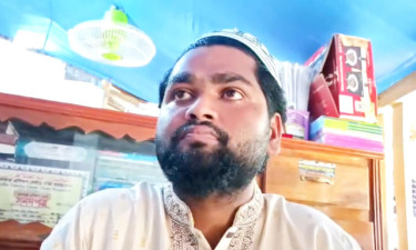 ছাত্রীকে দিয়ে পা চাটানোর অভিযোগ শিক্ষকের বিরুদ্ধে