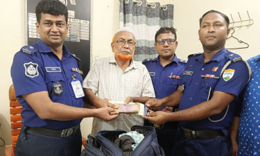 স্টেশনের প্ল্যাটফরমে পড়ে ছিল ব্যাগভর্তি টাকা, প্রকৃত মালিককে ফেরত দিল রেলওয়ে পুলিশ