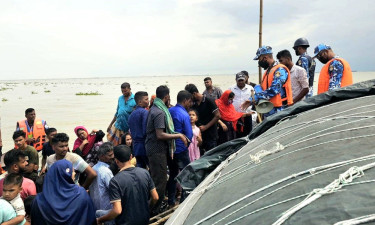 উত্তাল মেঘনায় ট্রলারের ইঞ্জিন বিকল, মাঝিসহ ৬২ যাত্রী উদ্ধার
