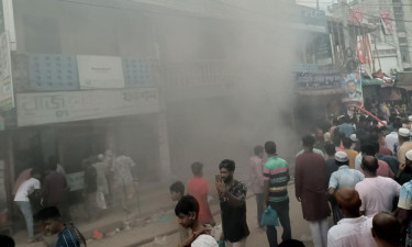 টাঙ্গাইলে অগ্নিকাণ্ডে ফ্যামিলি ফেয়ার সুপারশপ পুড়ে ছাই