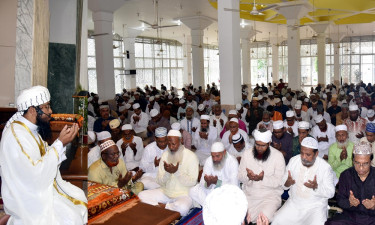 প্রতিকূল আবহাওয়ায় মসজিদে ঈদের জামাত
