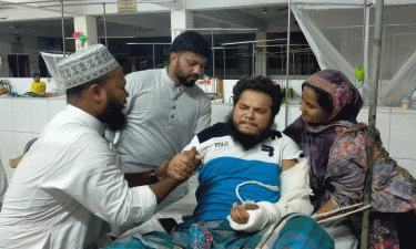 আহত জুলাই যোদ্ধাদের খোঁজ নিতে হাসপাতালে ইশরাক হোসেন