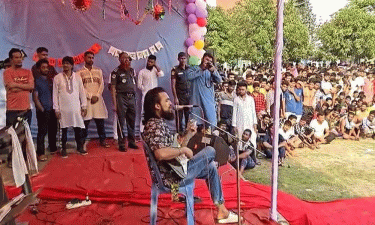 কেন্দ্রীয় কারাগারে বন্দিদের আনন্দ দিতে গান গাইলেন নোবেল
