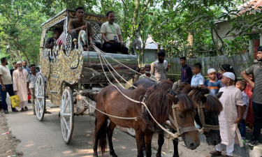 অবসরপ্রাপ্ত ৬ শিক্ষককে ঘোড়ার গাড়িতে বাড়ি পৌঁছে দিল শিক্ষার্থীরা