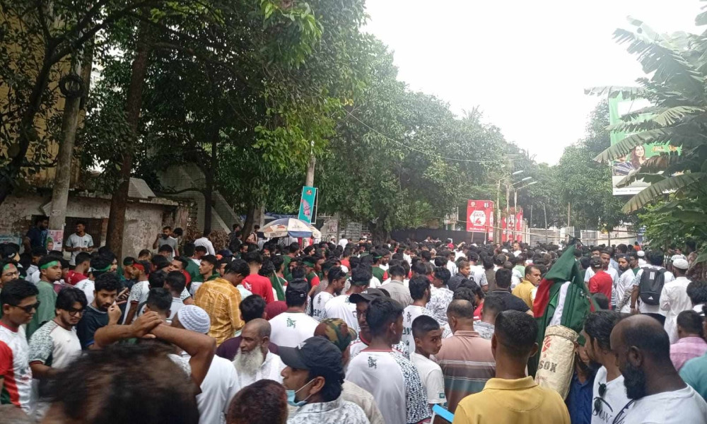 খেলার ৫ ঘণ্টা আগে দর্শকদের ভিড়
