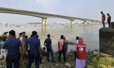 মায়ের সঙ্গে মেঘনায় গোসলে নেমে স্রোতের তোড়ে ভেসে গেল ৩ বোন, অতঃপর...